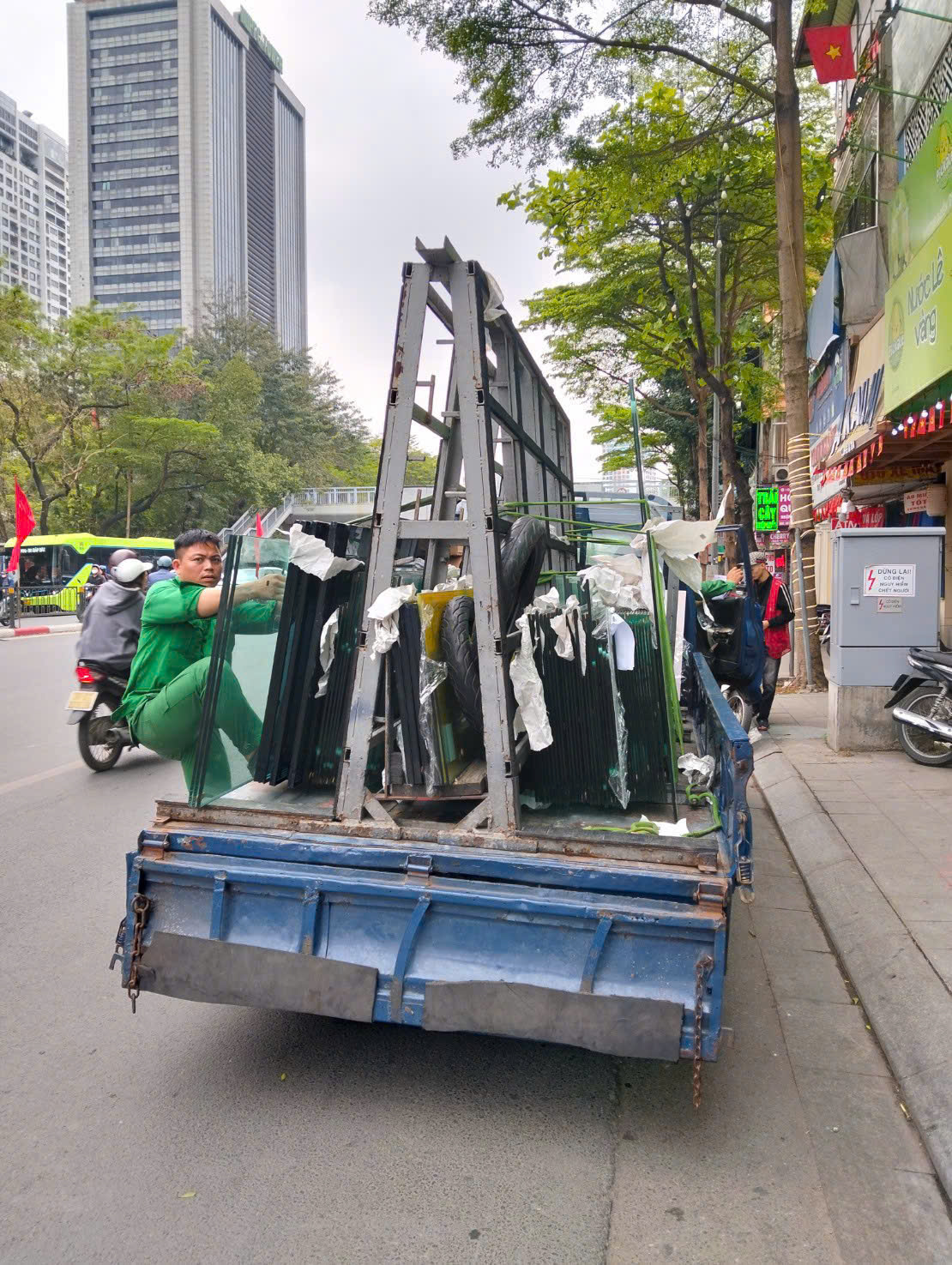 Xe chở kính được cố định cẩn thận trước khi rời điểm giao